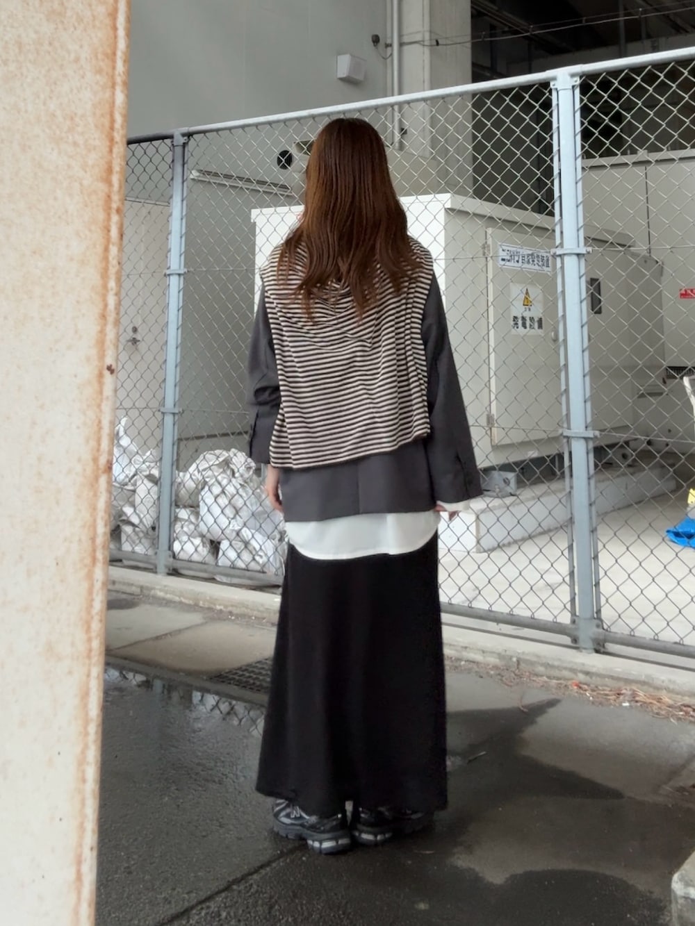 ブラウン系のニット/セーター、グレー系のその他アウター、ブラック系のスカートを着用したレディースの春コーディネートの3枚目の写真