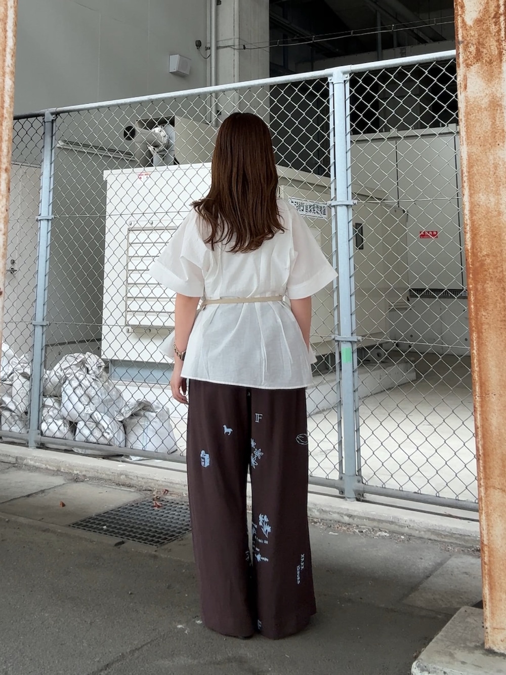 ホワイト系のシャツ/ブラウス、ブラウン系のその他パンツ、グレー系のベルトを着用したレディースの春コーディネートの3枚目の写真