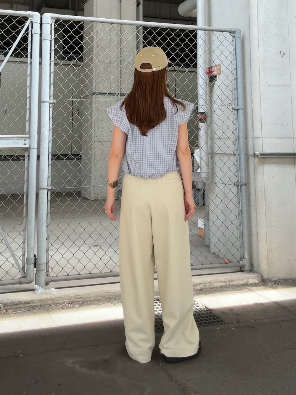 ブルー系のシャツ/ブラウス、ベージュ系のその他パンツ、ベージュ系のキャップを着用したレディースの夏コーディネートの3枚目の写真