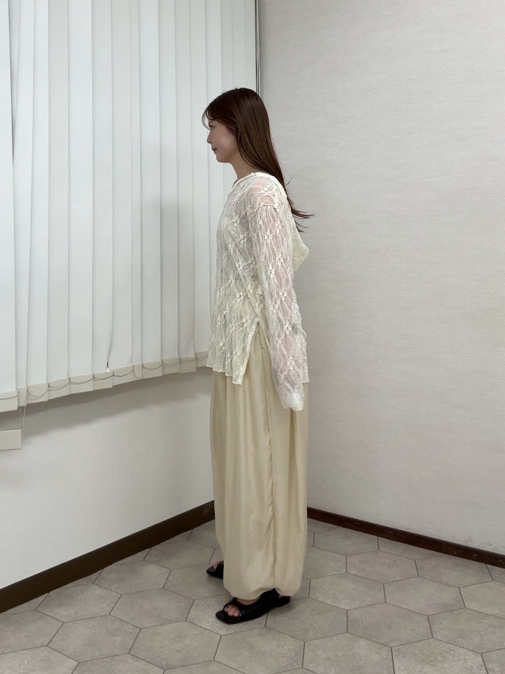 ホワイト系のTシャツ/カットソー、ホワイト系のその他パンツ、ブラック系のサンダルを着用したレディースの夏コーディネートの2枚目の写真