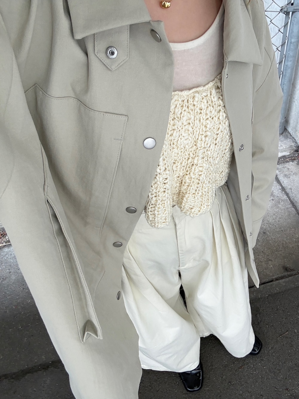 ベージュ系のその他アウター、ホワイト系のニット/セーター、ホワイト系のTシャツ/カットソーを着用したレディースの春コーディネートの4枚目の写真