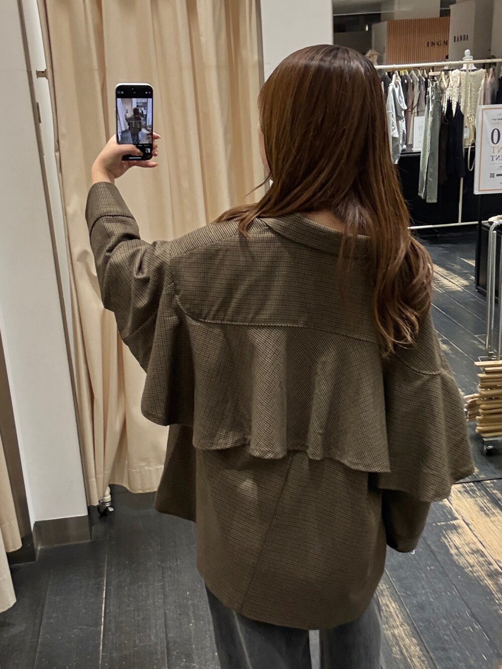 ブラウン系のその他アウター、グレー系のニット/セーター、ブラック系のデニムパンツを着用したレディースの秋コーディネートの3枚目の写真