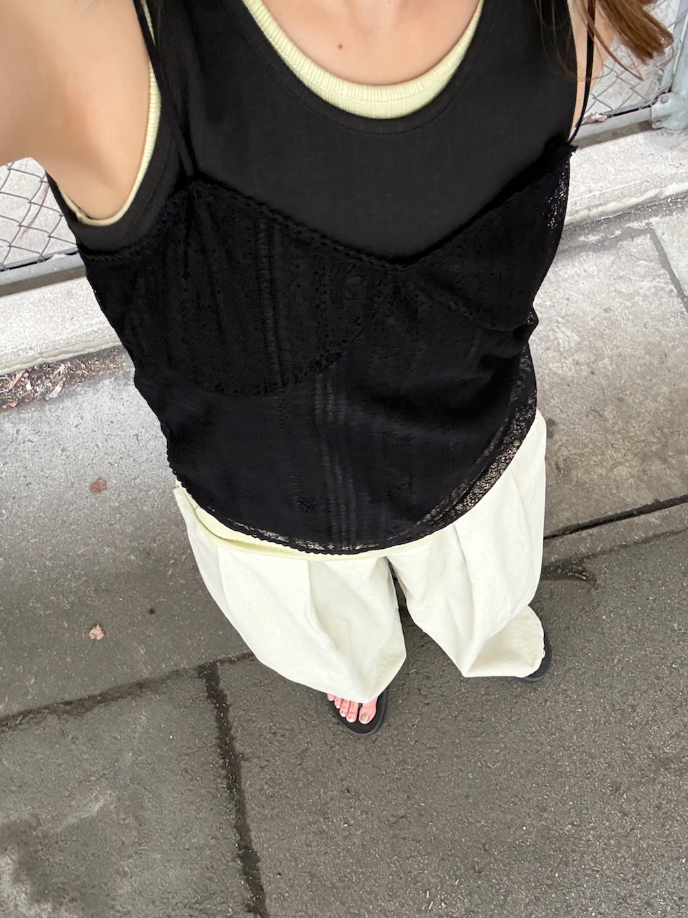 ブラック系のタンクトップ、ブラック系のキャミソール、ホワイト系のその他パンツを着用したレディースの夏コーディネートの4枚目の写真