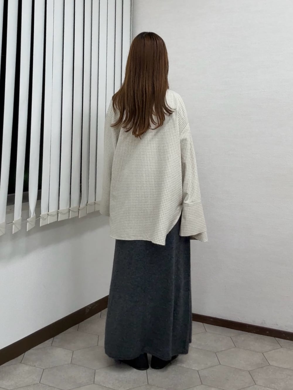ホワイト系のシャツ/ブラウス、ブラック系のボディバッグ/ウエストポーチ、グレー系のスカートを着用したレディースの秋コーディネートの3枚目の写真