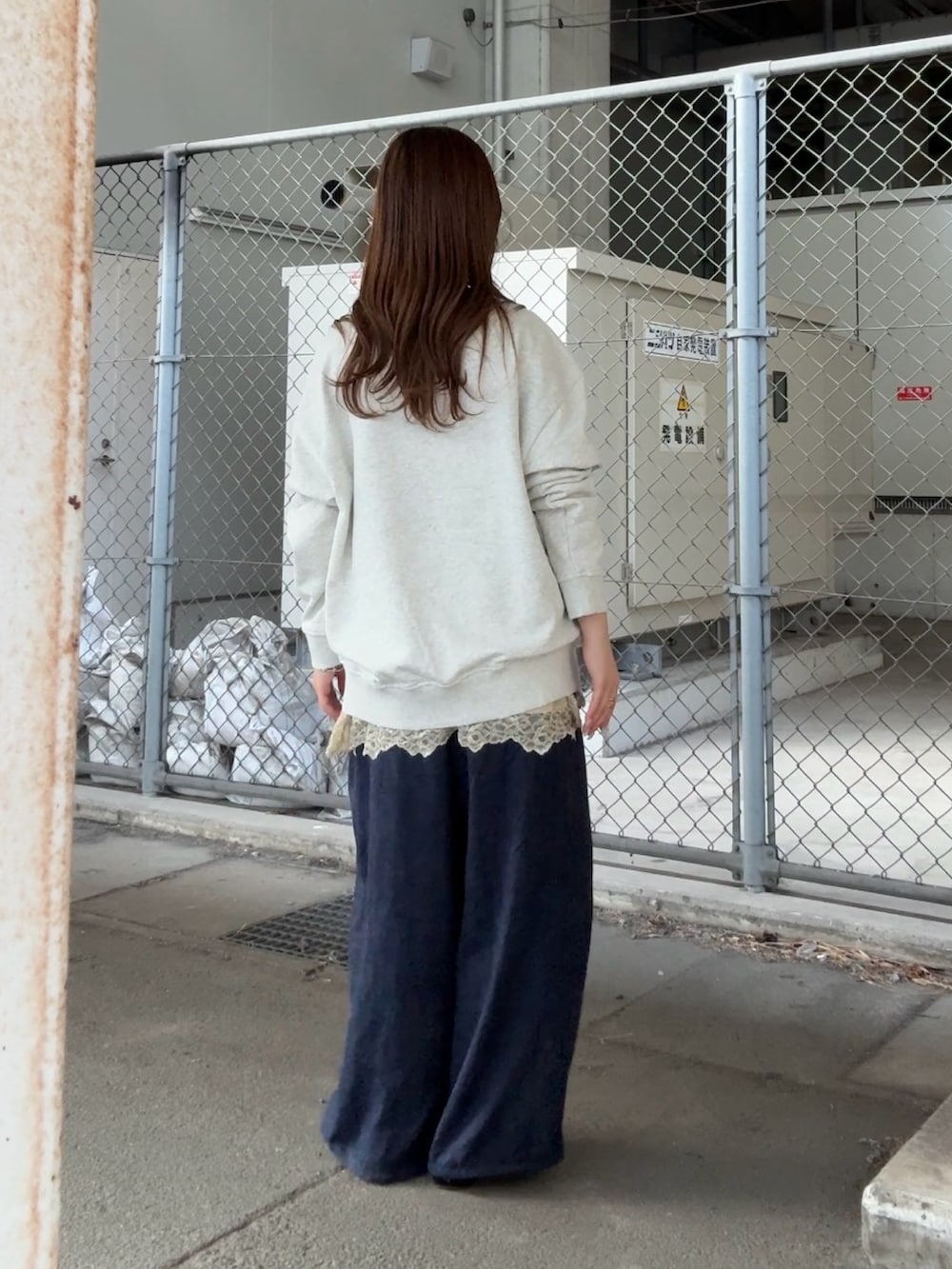 ベージュ系のキャミソール、ブルー系のその他パンツを着用したレディースの冬コーディネートの3枚目の写真