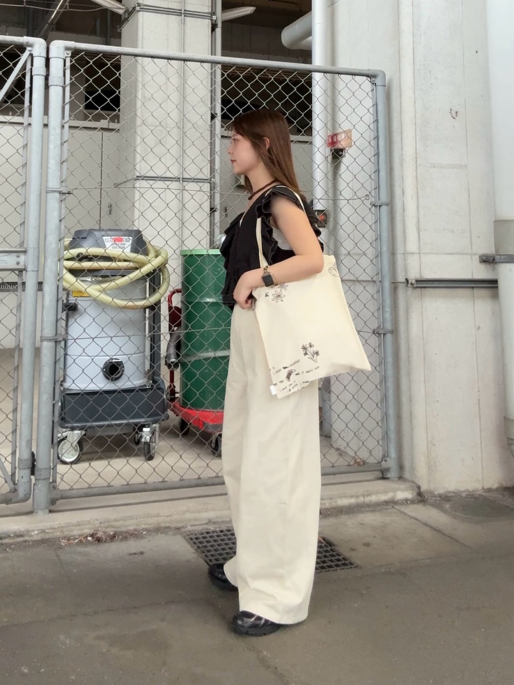 ブラック系のシャツ/ブラウス、ホワイト系のその他パンツ、ブラウン系のネックレスを着用したレディースの春コーディネートの2枚目の写真