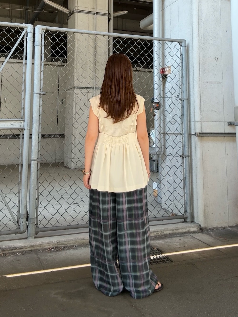 ホワイト系のニット/セーター、ホワイト系のその他トップス、グリーン系のその他パンツを着用したレディースの夏コーディネートの3枚目の写真