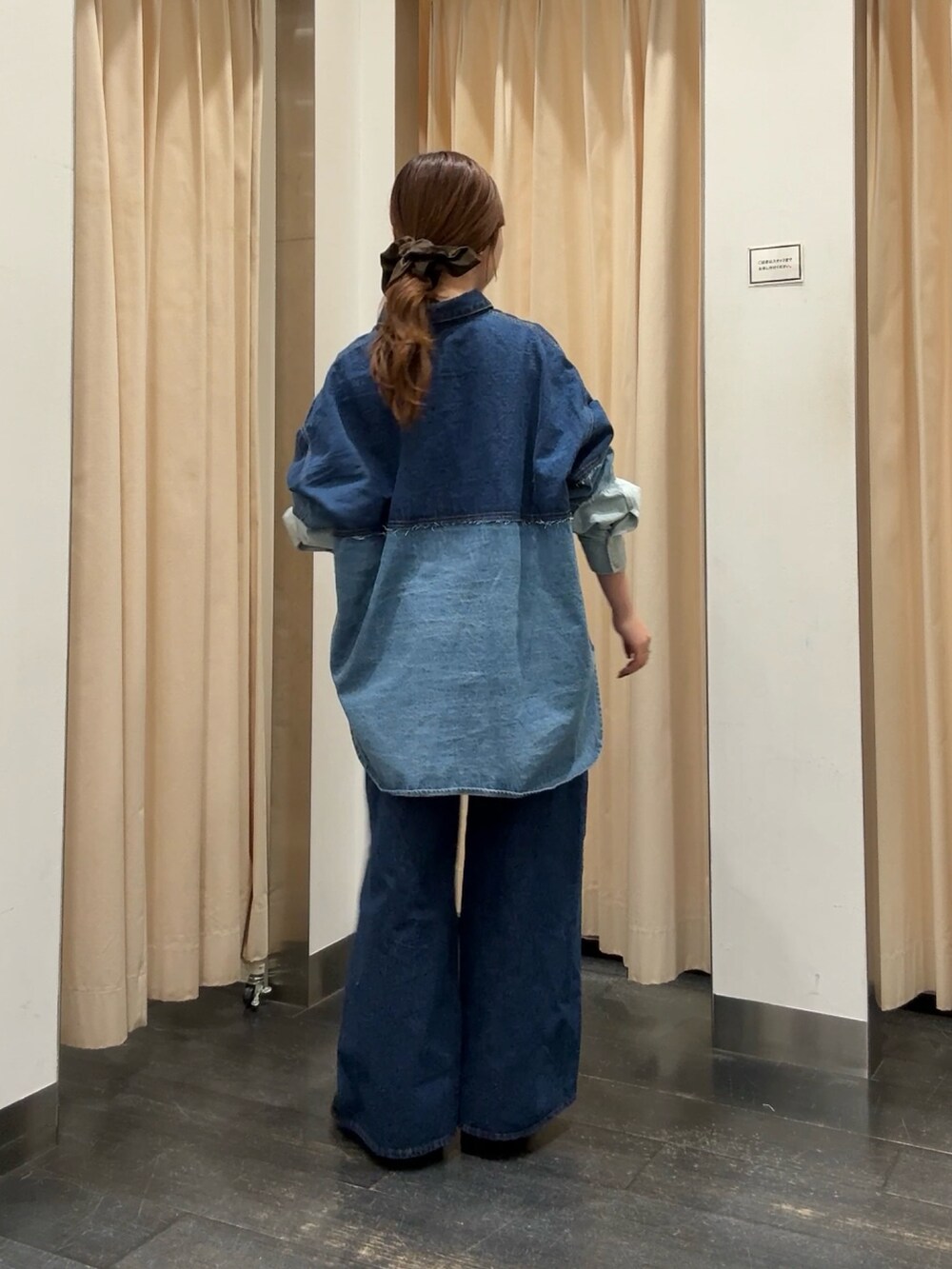 ブルー系のシャツ/ブラウス、ブルー系のデニムパンツ、ブラック系のサンダルを着用したレディースの冬コーディネートの3枚目の写真