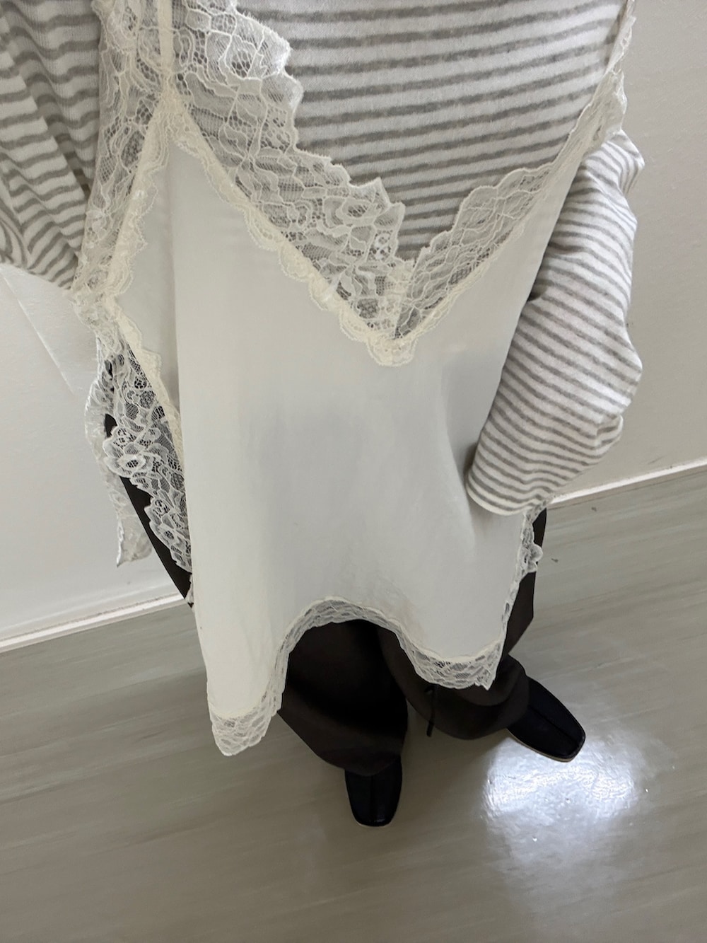 ホワイト系のニット/セーター、ホワイト系のキャミソール、ブラウン系のその他パンツを着用したレディースの冬コーディネートの4枚目の写真