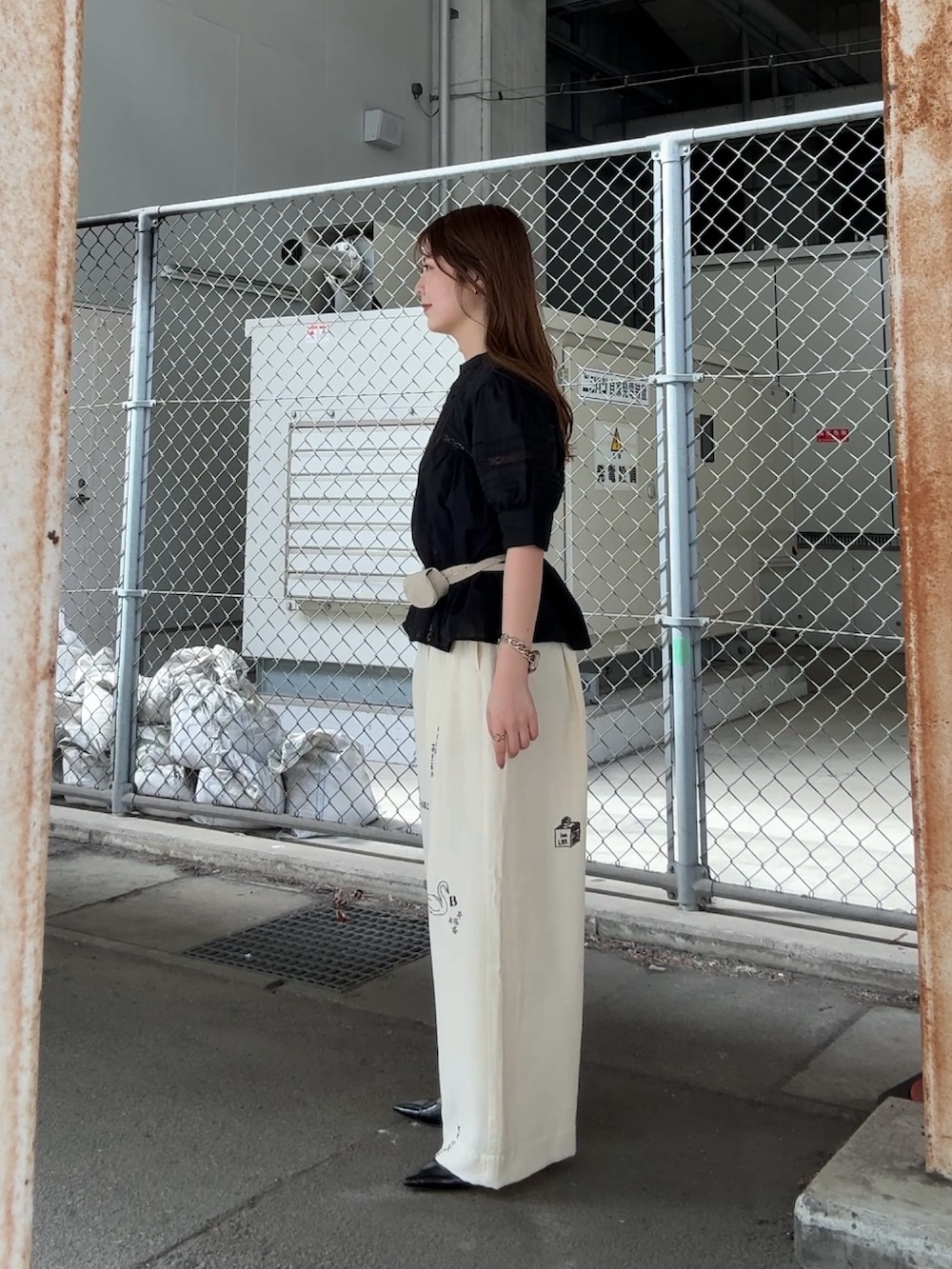 ブラック系のシャツ/ブラウス、ホワイト系のその他パンツ、グレー系のベルトを着用したレディースの春コーディネートの2枚目の写真