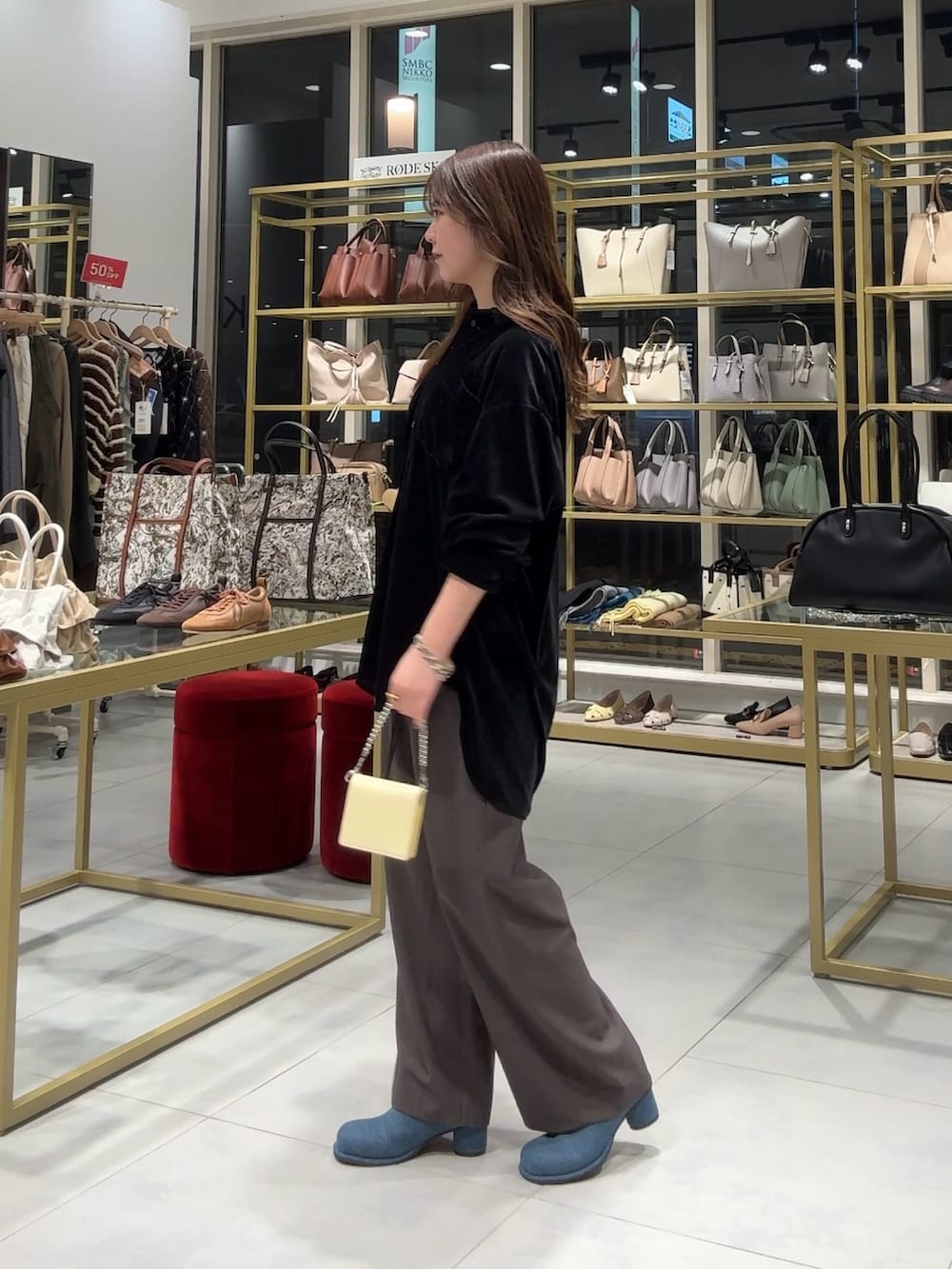 ブラック系のシャツ/ブラウス、ブラウン系のその他パンツ、ブルー系のサンダルを着用したレディースの冬コーディネートの2枚目の写真