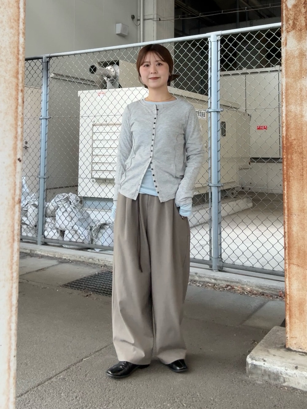 グレー系のTシャツ/カットソー、グレー系のその他パンツ、ブラック系のその他シューズを着用したレディースの冬コーディネートの2枚目の写真