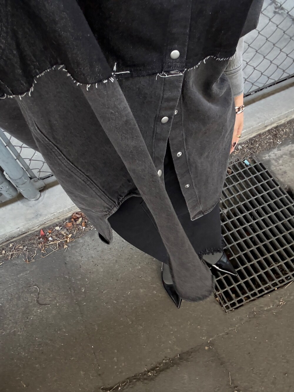 グレー系のシャツ/ブラウス、ブラック系のスカートを着用したレディースの冬コーディネートの4枚目の写真