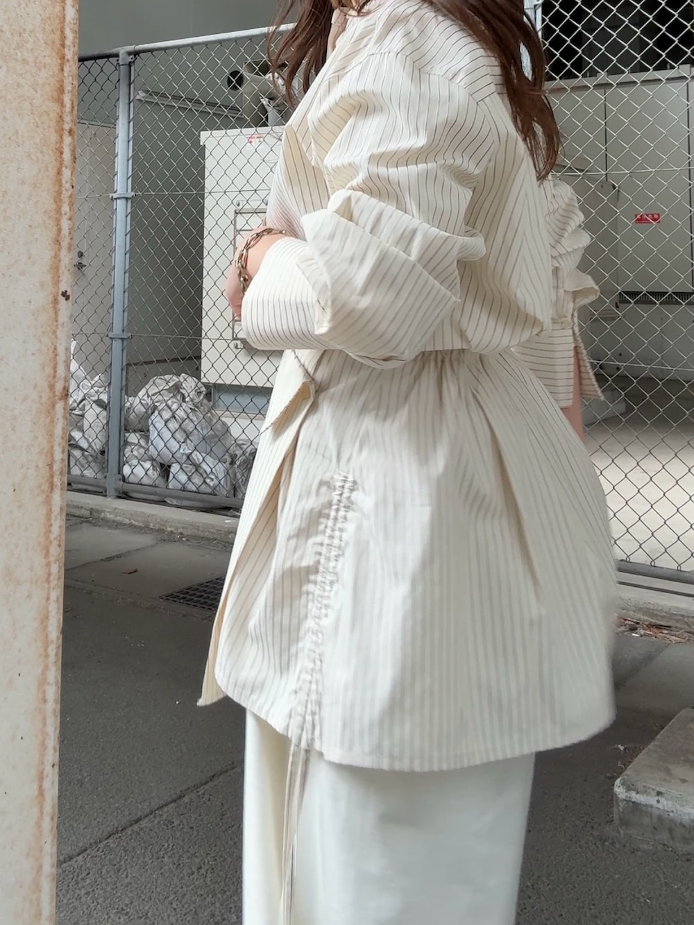 ホワイト系のシャツ/ブラウス、ホワイト系のその他パンツを着用したレディースの冬コーディネートの4枚目の写真