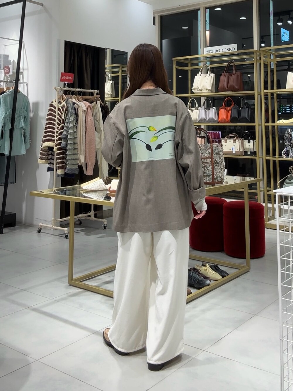 ベージュ系のその他アウター、グリーン系のTシャツ/カットソー、ホワイト系のその他パンツを着用したレディースの冬コーディネートの3枚目の写真