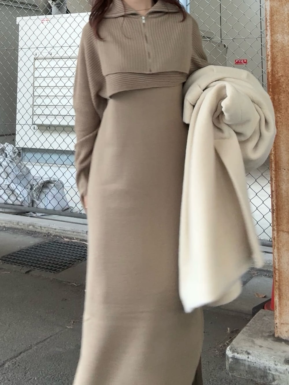 ホワイト系のその他アウター、ベージュ系のワンピースを着用したレディースの冬コーディネートの4枚目の写真