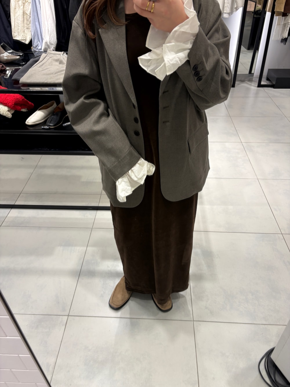 グレー系のその他アウター、ブラウン系のワンピース、ベージュ系のローファーを着用したレディースの冬コーディネートの3枚目の写真