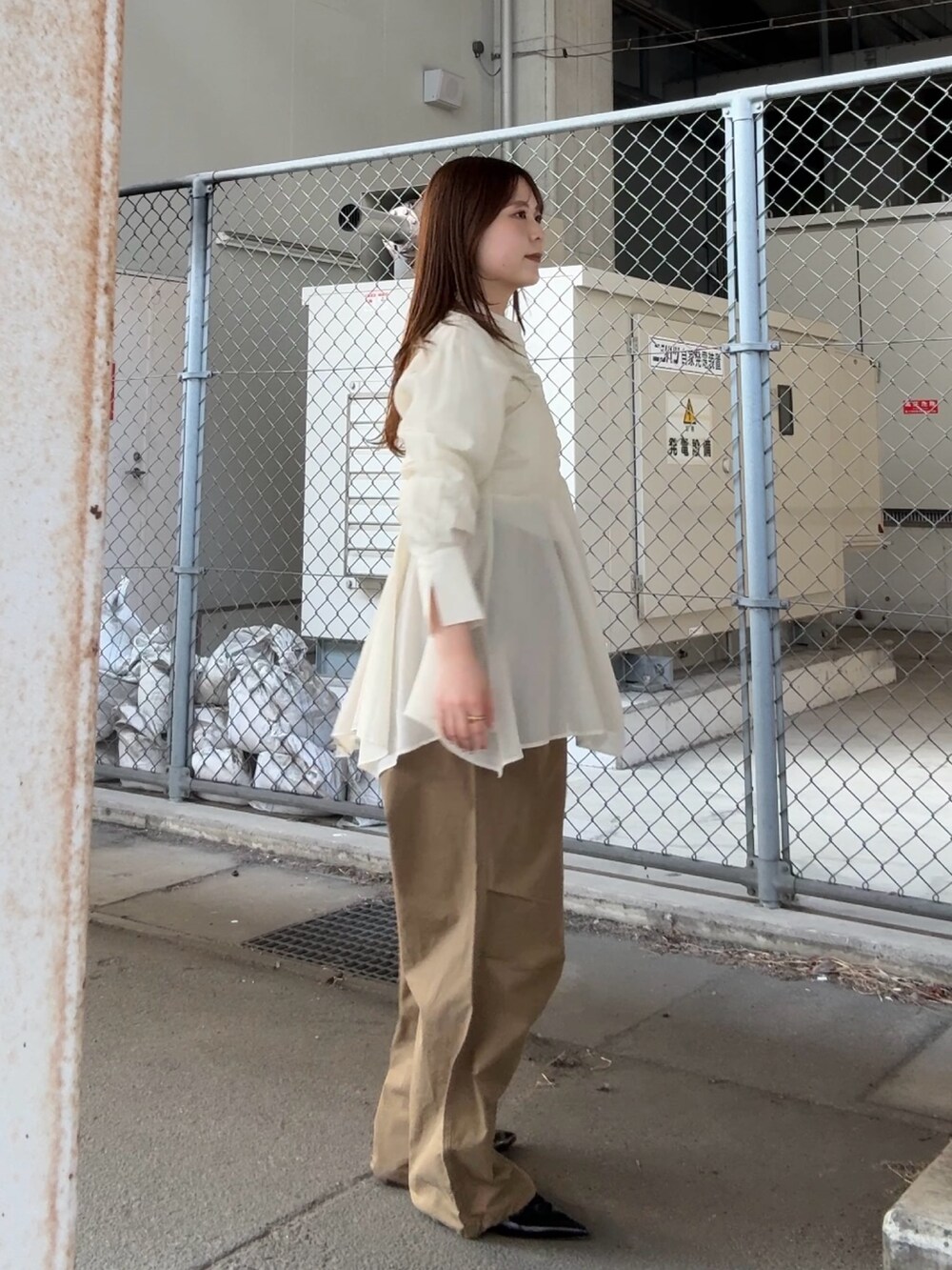 ホワイト系のシャツ/ブラウス、グリーン系のその他パンツを着用したレディースの冬コーディネートの2枚目の写真