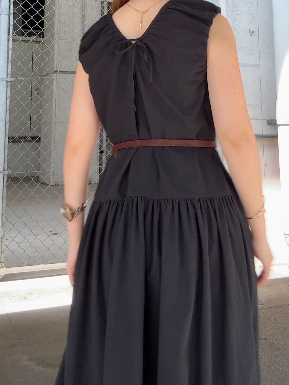 ブラック系のワンピース、ブラウン系のその他パンツ、ブラウン系のベルトを着用したレディースの夏コーディネートの4枚目の写真