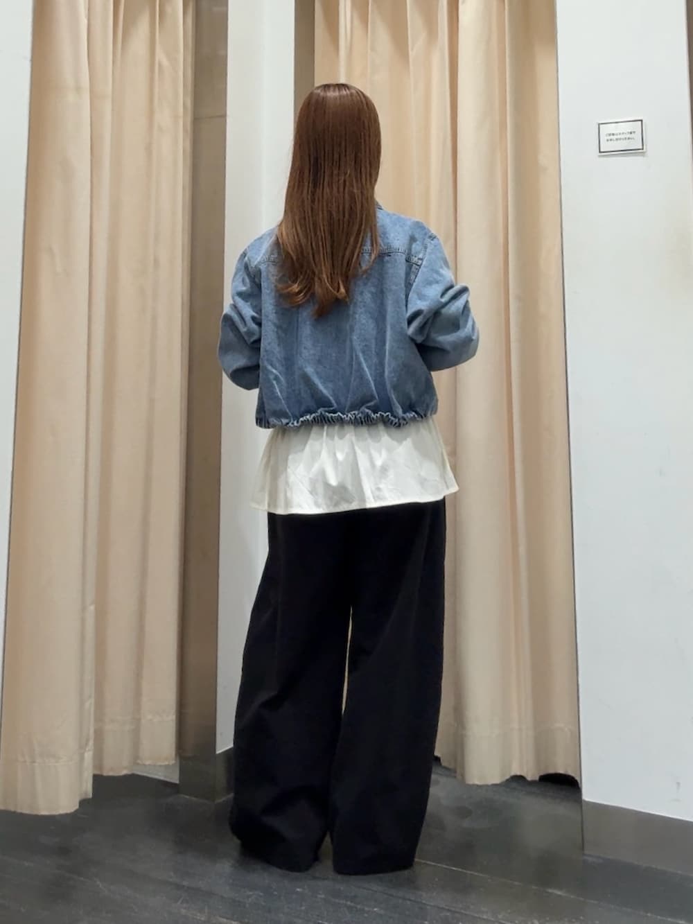 ブルー系のデニムジャケット、ホワイト系のシャツ/ブラウス、ブラック系のその他パンツを着用したレディースの秋コーディネートの3枚目の写真