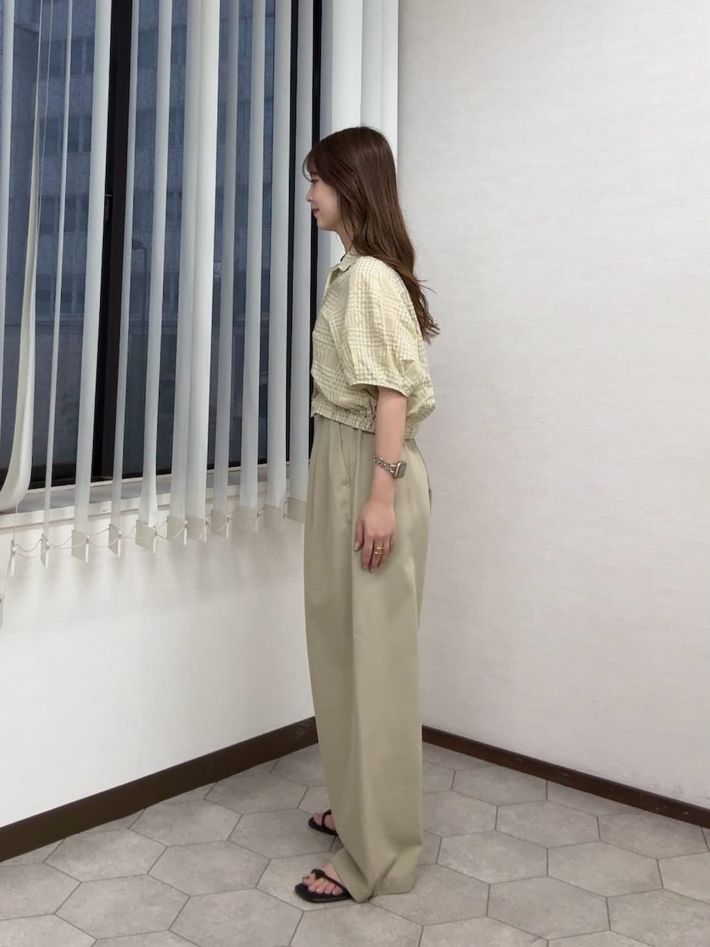 ベージュ系のその他パンツ、イエロー系のシャツ/ブラウス、レッド系のネックレスを着用したレディースの夏コーディネートの2枚目の写真