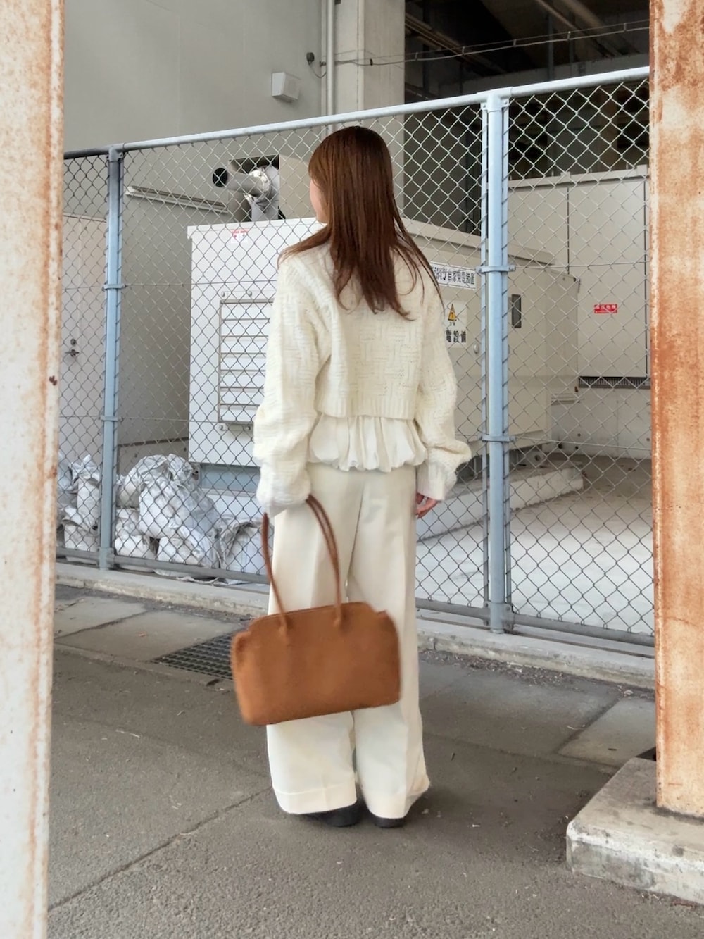 ホワイト系のニット/セーター、ホワイト系のTシャツ/カットソー、ホワイト系のその他パンツを着用したレディースの秋コーディネートの3枚目の写真