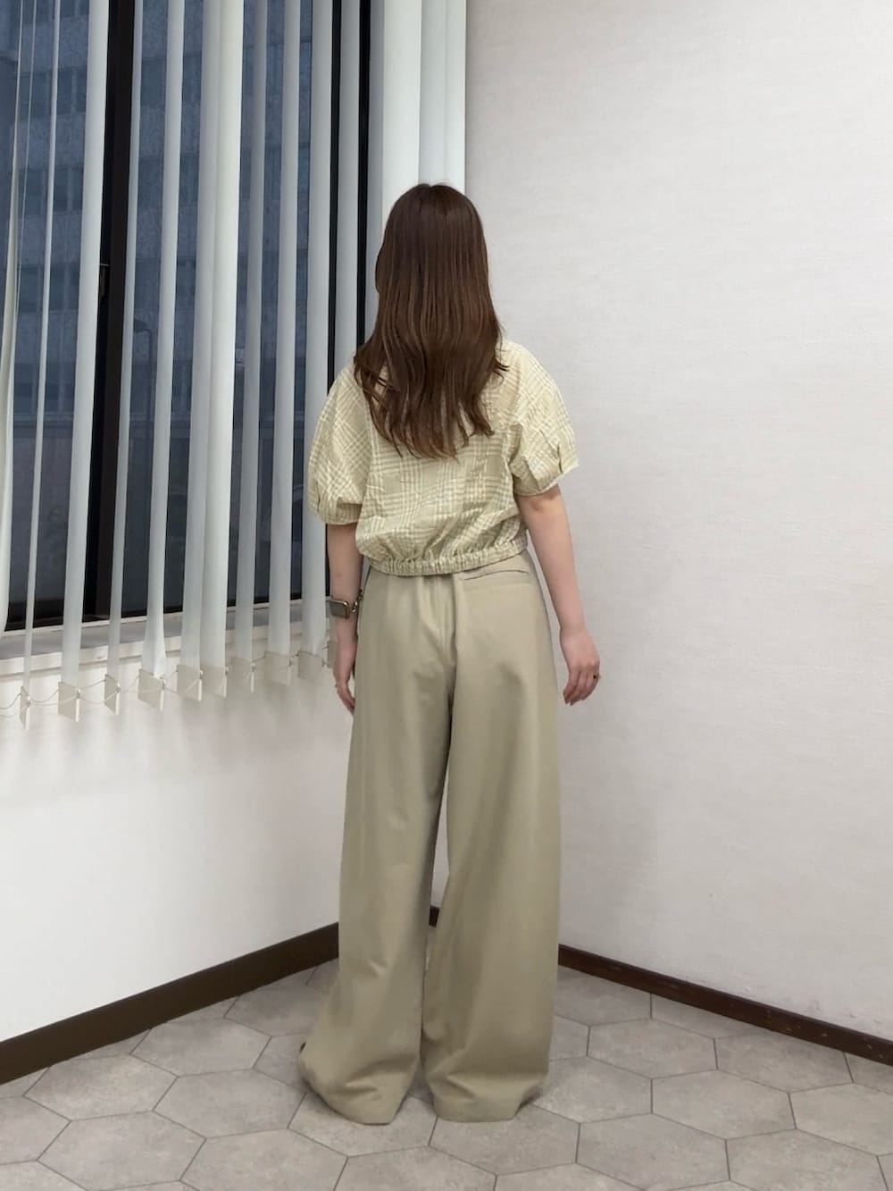 ベージュ系のその他パンツ、イエロー系のシャツ/ブラウス、レッド系のネックレスを着用したレディースの夏コーディネートの3枚目の写真