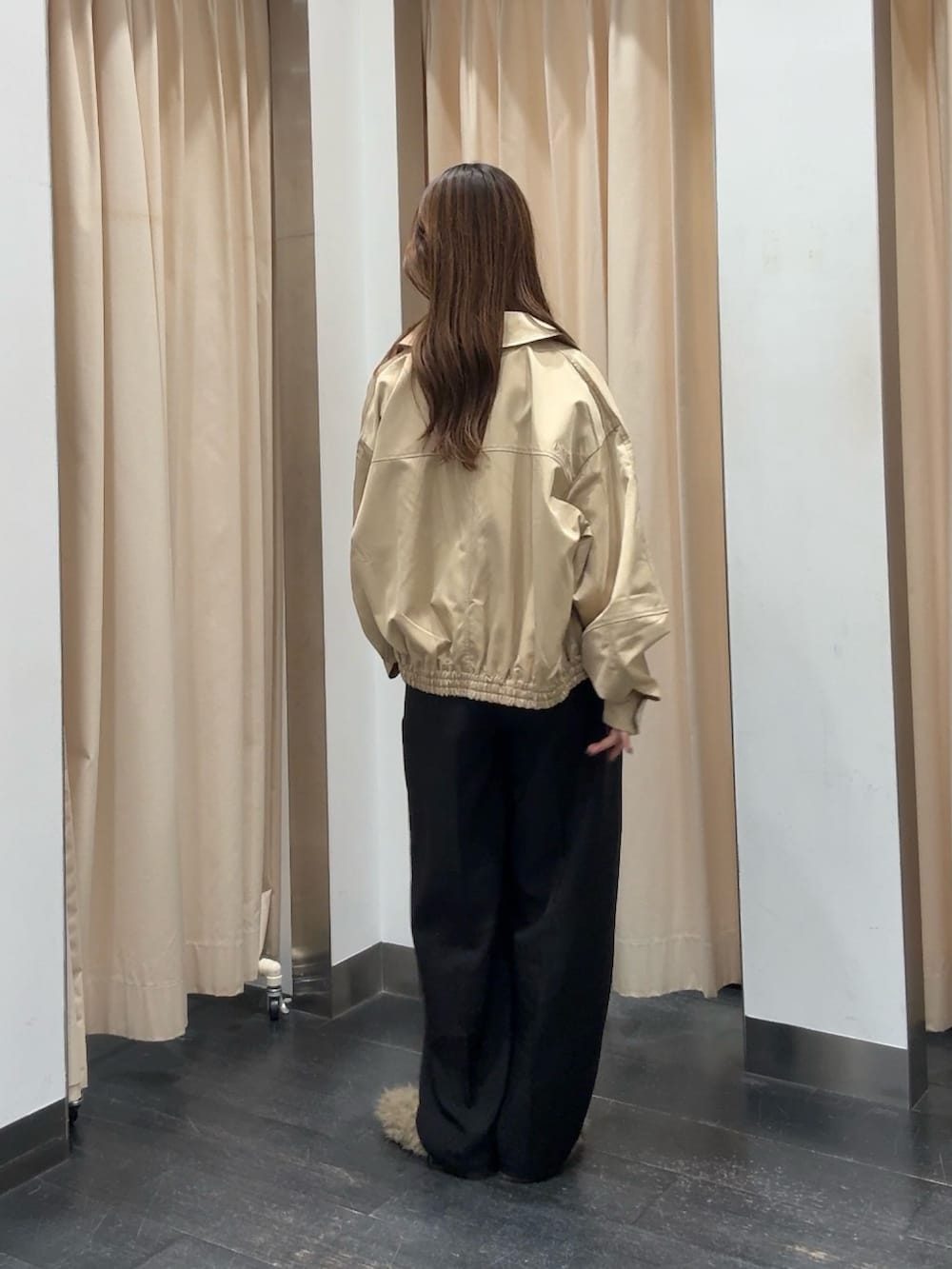ベージュ系のブルゾン、ブラック系のその他パンツ、ベージュ系のその他シューズを着用したレディースの秋コーディネートの4枚目の写真
