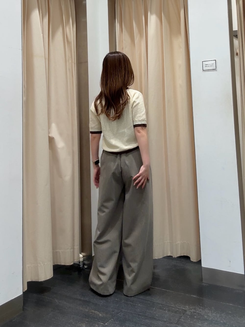 イエロー系のニット/セーター、ブラウン系のその他パンツ、ホワイト系のサンダルを着用したレディースの春コーディネートの3枚目の写真