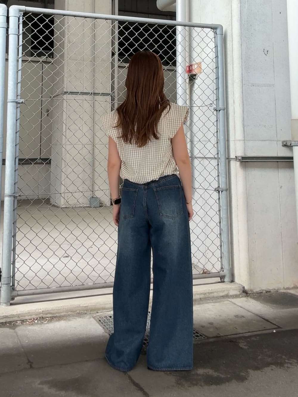 イエロー系のシャツ/ブラウス、ブルー系のデニムパンツ、その他のメガネを着用したレディースの夏コーディネートの3枚目の写真