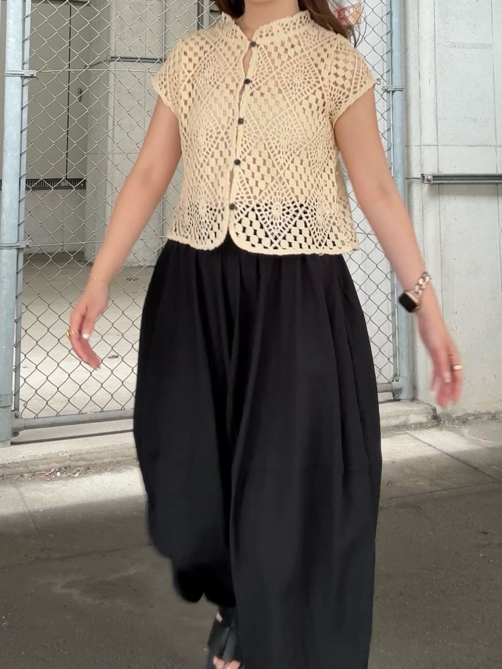 ブラック系のその他パンツ、イエロー系のシャツ/ブラウス、ブラック系のサンダルを着用したレディースの夏コーディネートの4枚目の写真