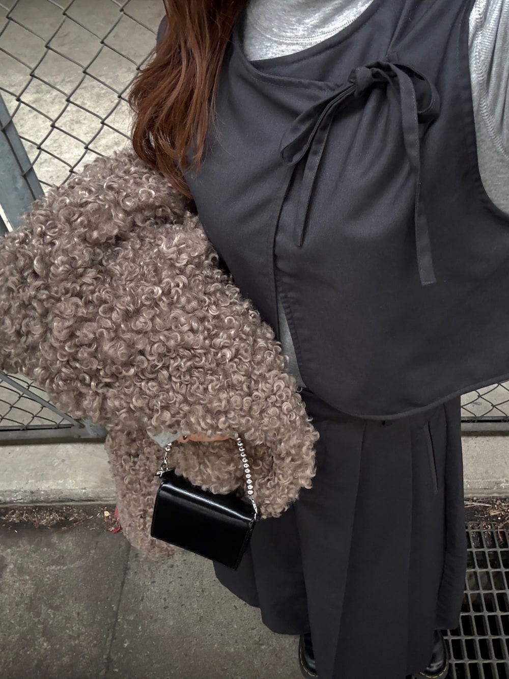 グレー系のワンピース、ベージュ系のその他アウター、グレー系のTシャツ/カットソーを着用したレディースの冬コーディネートの5枚目の写真