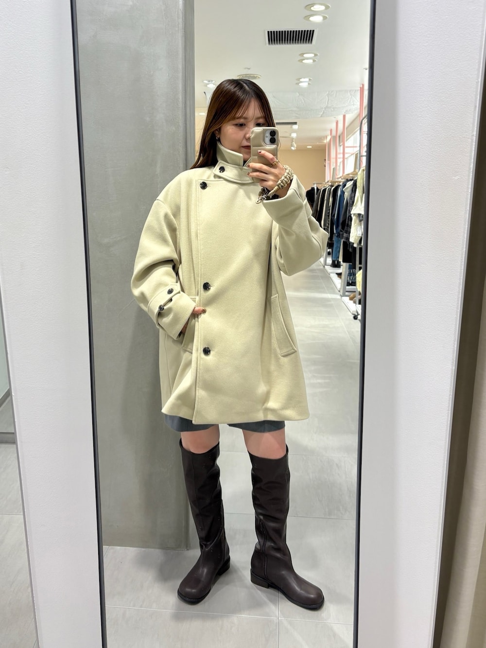 ベージュ系のその他アウター、グレー系のその他パンツ、ブラウン系のブーツを着用したレディースの秋コーディネートの3枚目の写真