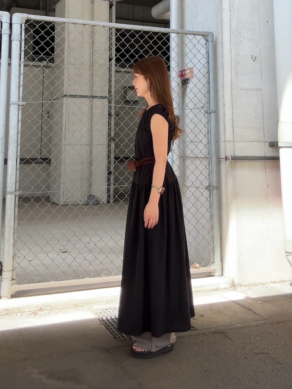 ブラック系のワンピース、ブラウン系のその他パンツ、ブラウン系のベルトを着用したレディースの夏コーディネートの2枚目の写真