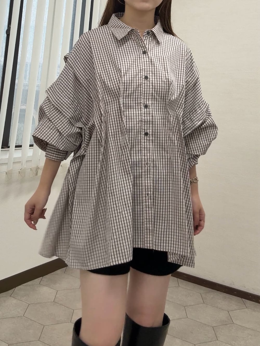 ピンク系のシャツ/ブラウス、ブラック系のその他パンツ、ブラック系のブーツを着用したレディースの秋コーディネートの4枚目の写真