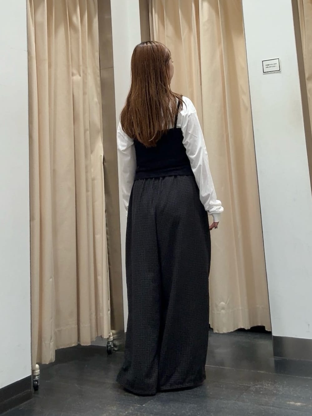ブラック系のキャミソール、ホワイト系のTシャツ/カットソー、グレー系のその他パンツを着用したレディースの秋コーディネートの3枚目の写真