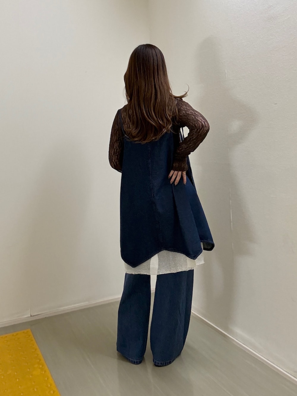 ブラウン系のTシャツ/カットソー、ブルー系のワンピース、ブルー系のデニムパンツを着用したレディースの春コーディネートの3枚目の写真