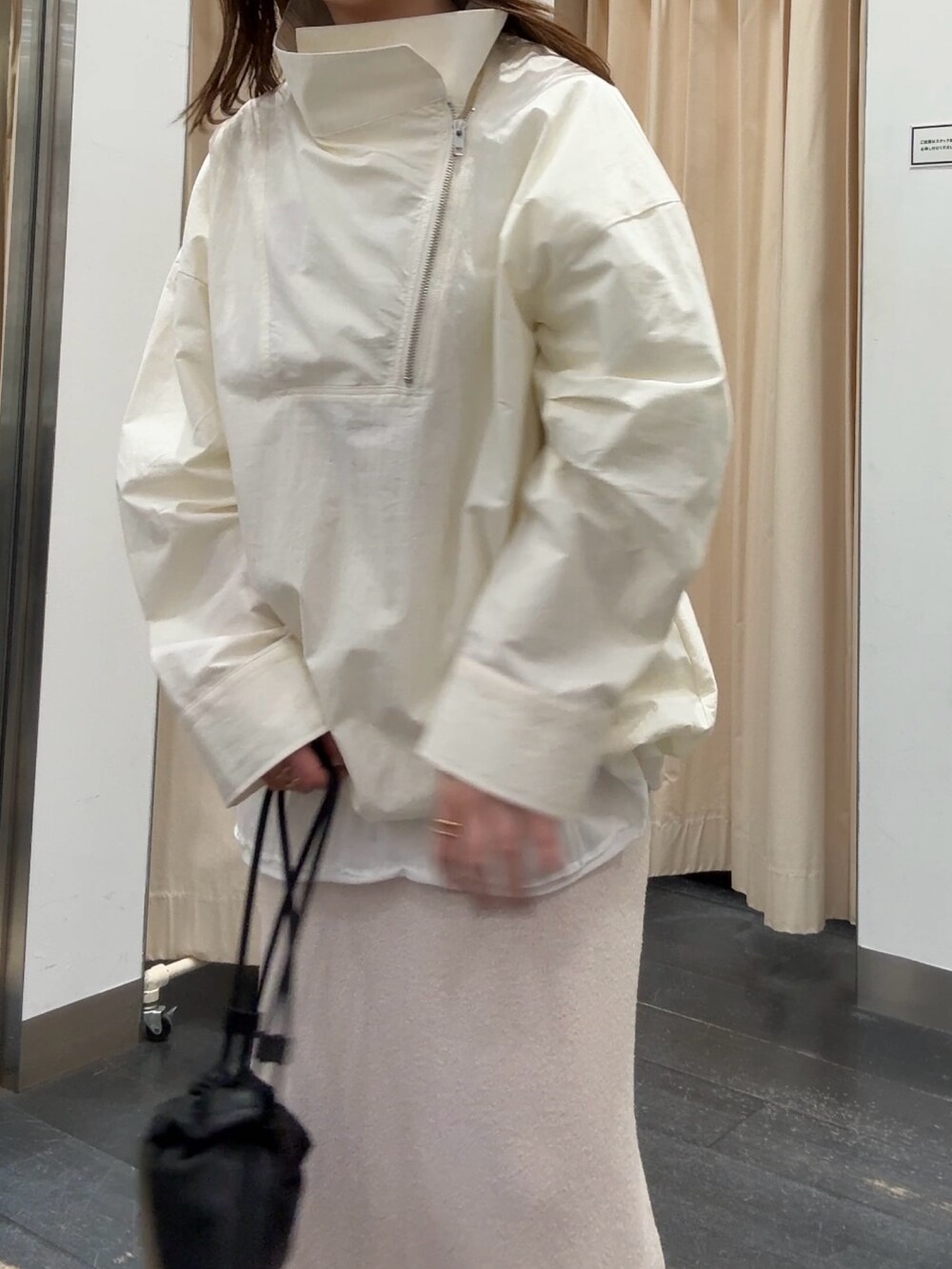 ホワイト系のその他アウター、ホワイト系のTシャツ/カットソー、ピンク系のスカートを着用したレディースの春コーディネートの4枚目の写真