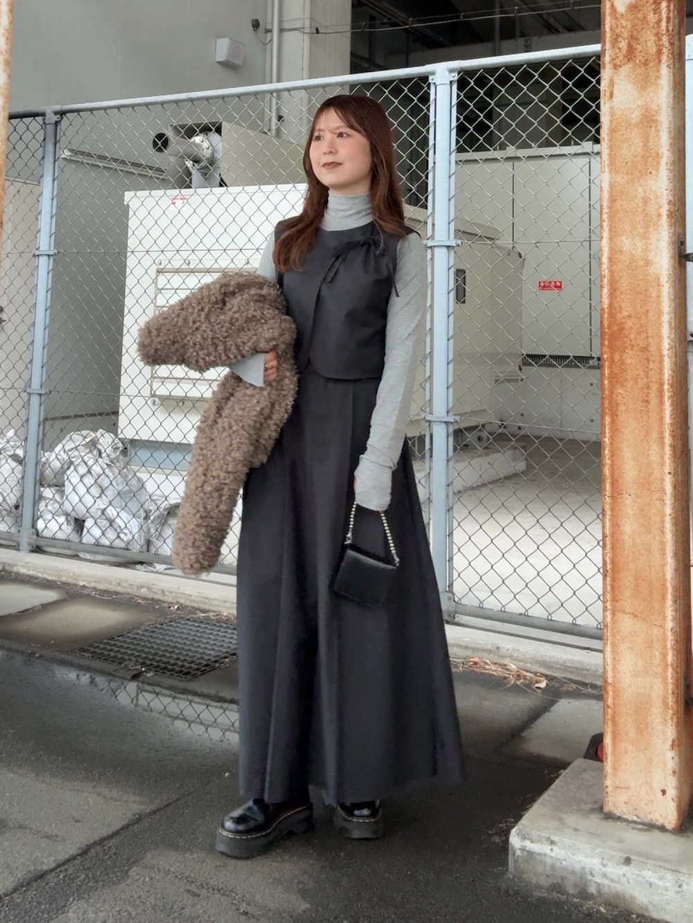 グレー系のワンピース、ベージュ系のその他アウター、グレー系のTシャツ/カットソーを着用したレディースの冬コーディネートの2枚目の写真