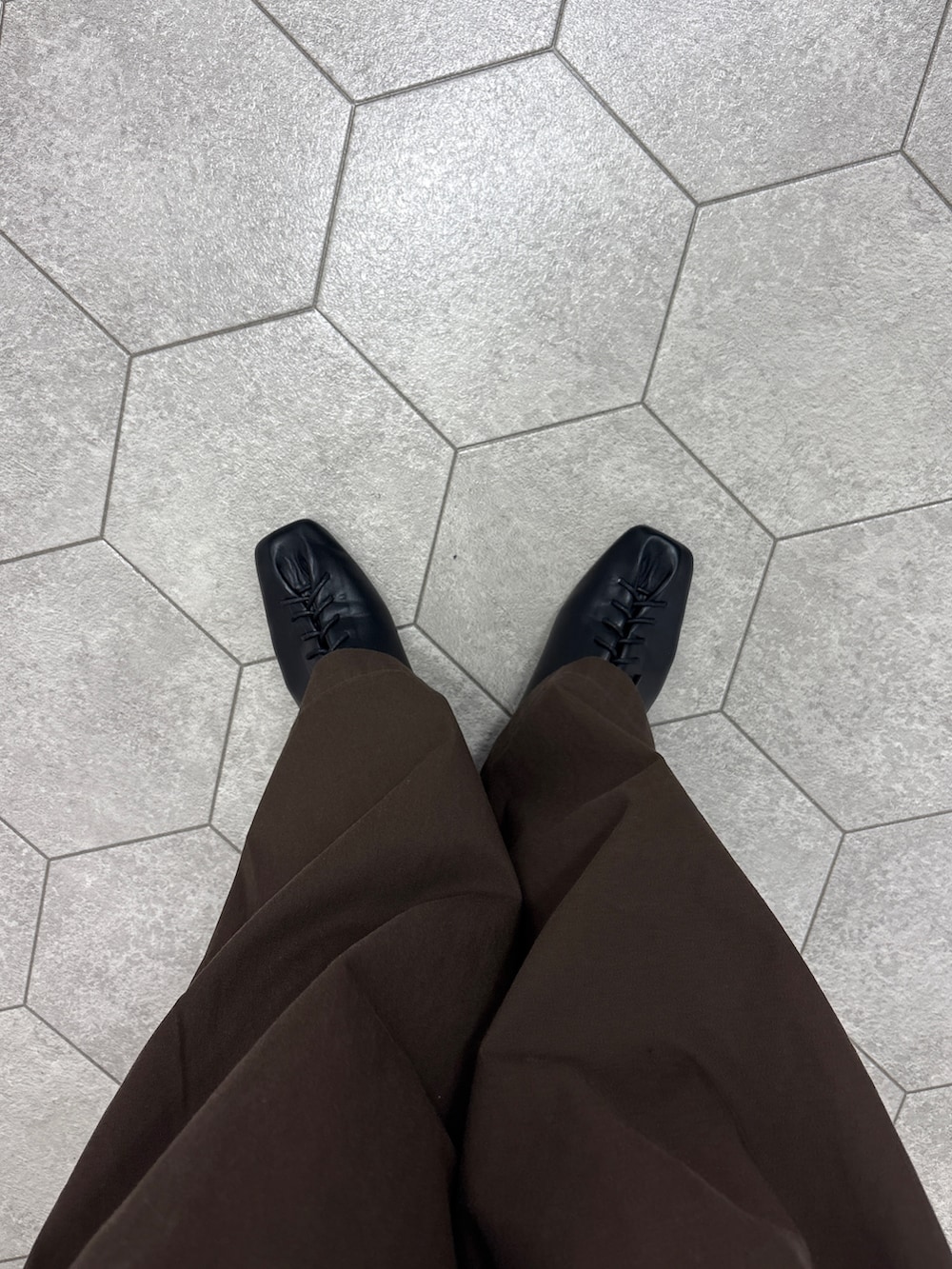 ベージュ系のキャミソール、ブラウン系のその他パンツ、ブラック系のその他シューズを着用したレディースの春コーディネートの5枚目の写真