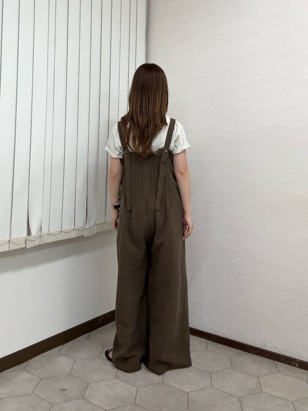 ブラウン系のその他パンツ、ベージュ系のTシャツ/カットソー、ブラウン系のネックレスを着用したレディースの夏コーディネートの3枚目の写真