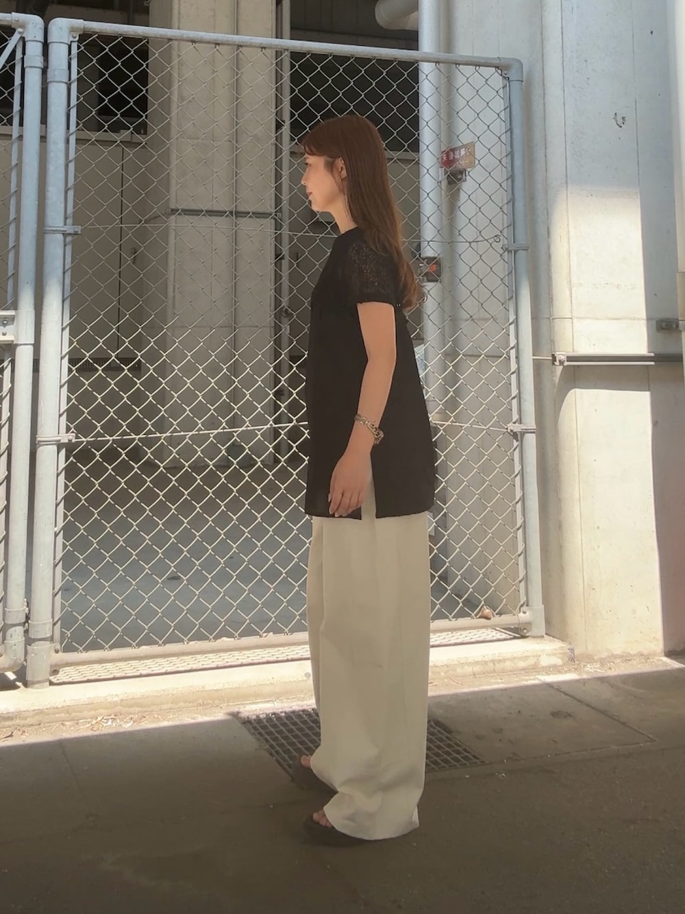 ブラック系のTシャツ/カットソー、ホワイト系のその他パンツを着用したレディースの夏コーディネートの2枚目の写真