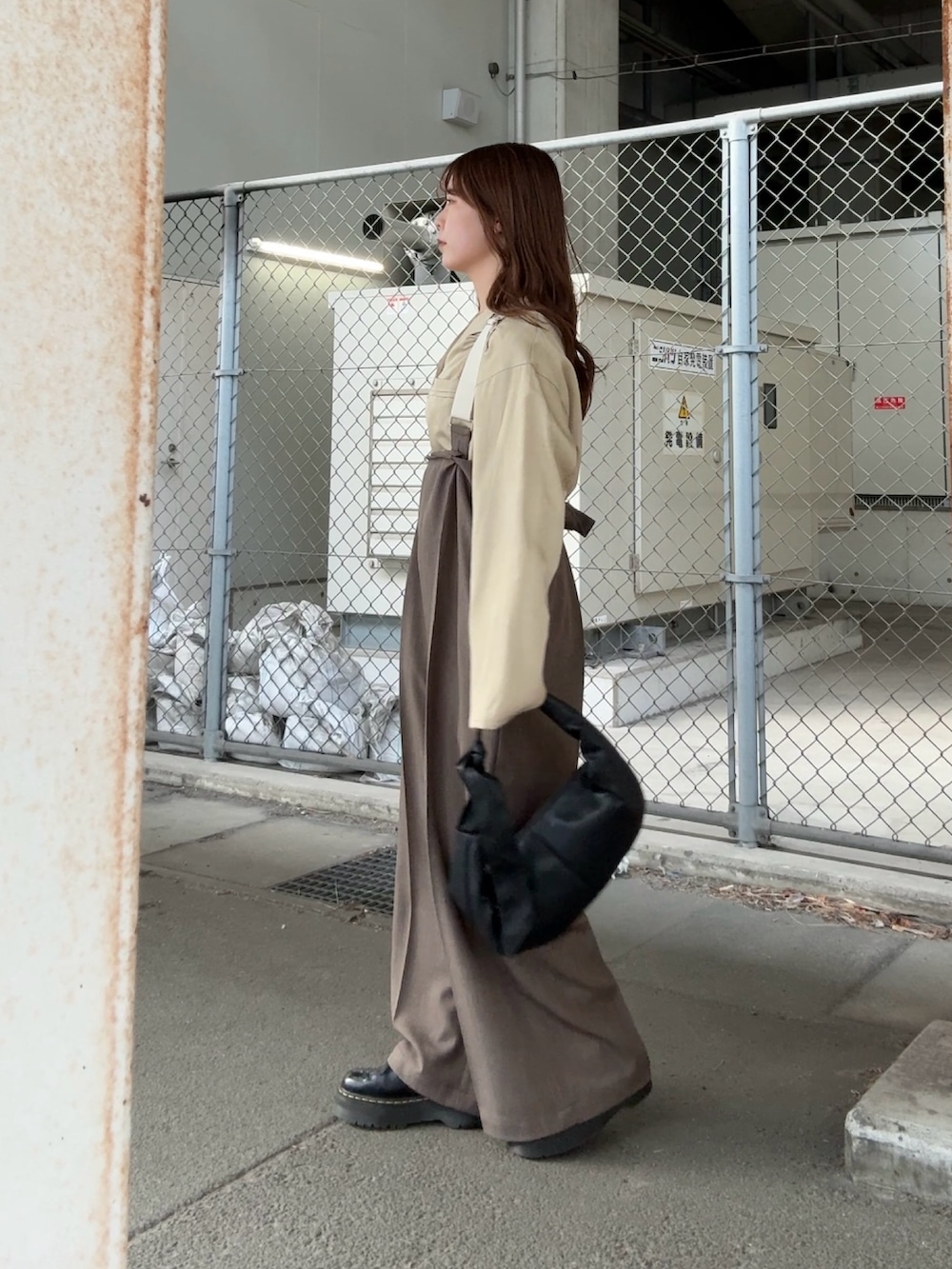 ベージュ系のシャツ/ブラウス、ブラウン系のその他パンツ、ブラック系のショルダーバッグを着用したレディースの冬コーディネートの2枚目の写真