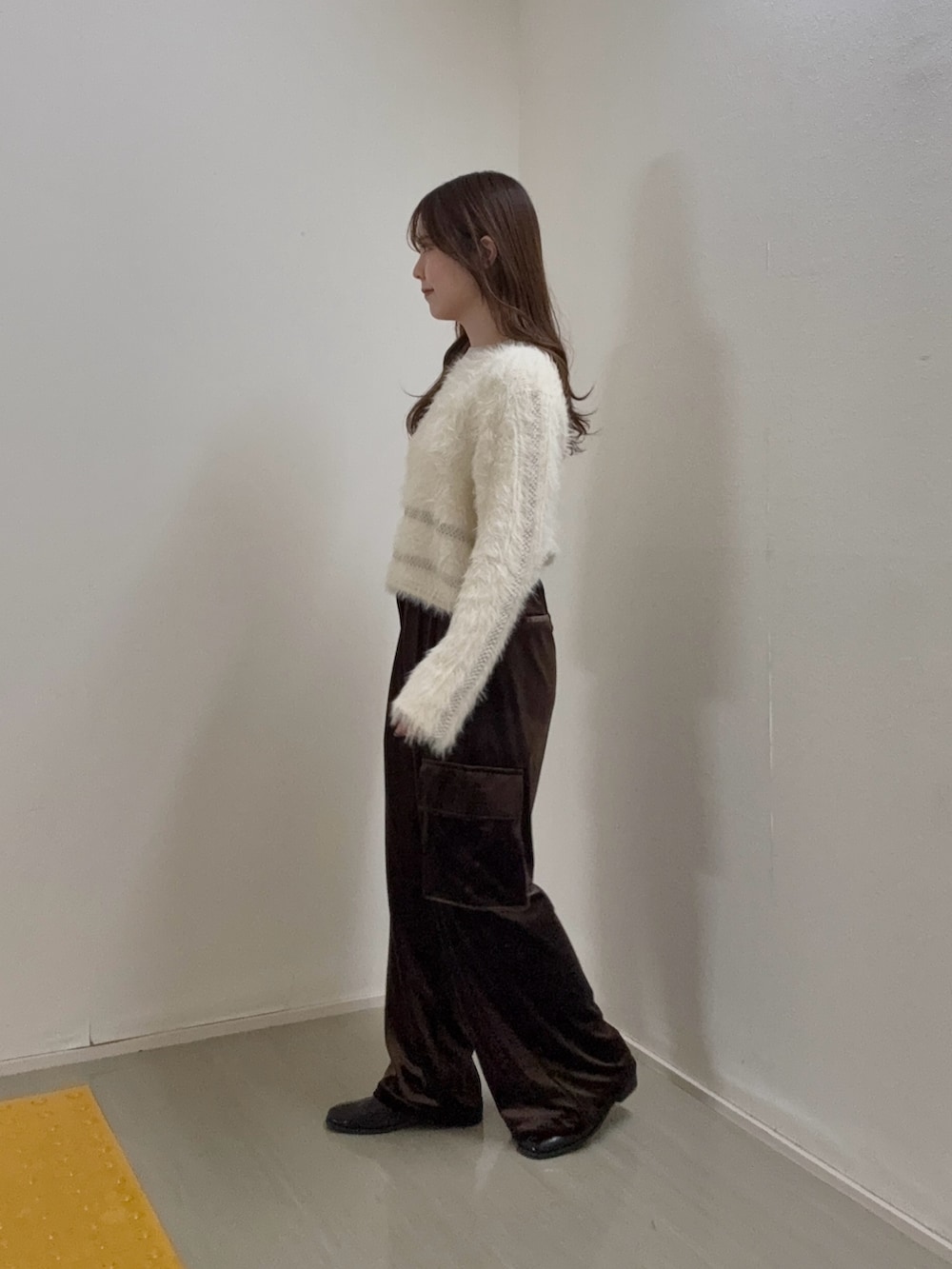 ホワイト系のニット/セーター、ブラウン系のその他パンツ、ブラック系のその他シューズを着用したレディースの秋コーディネートの2枚目の写真