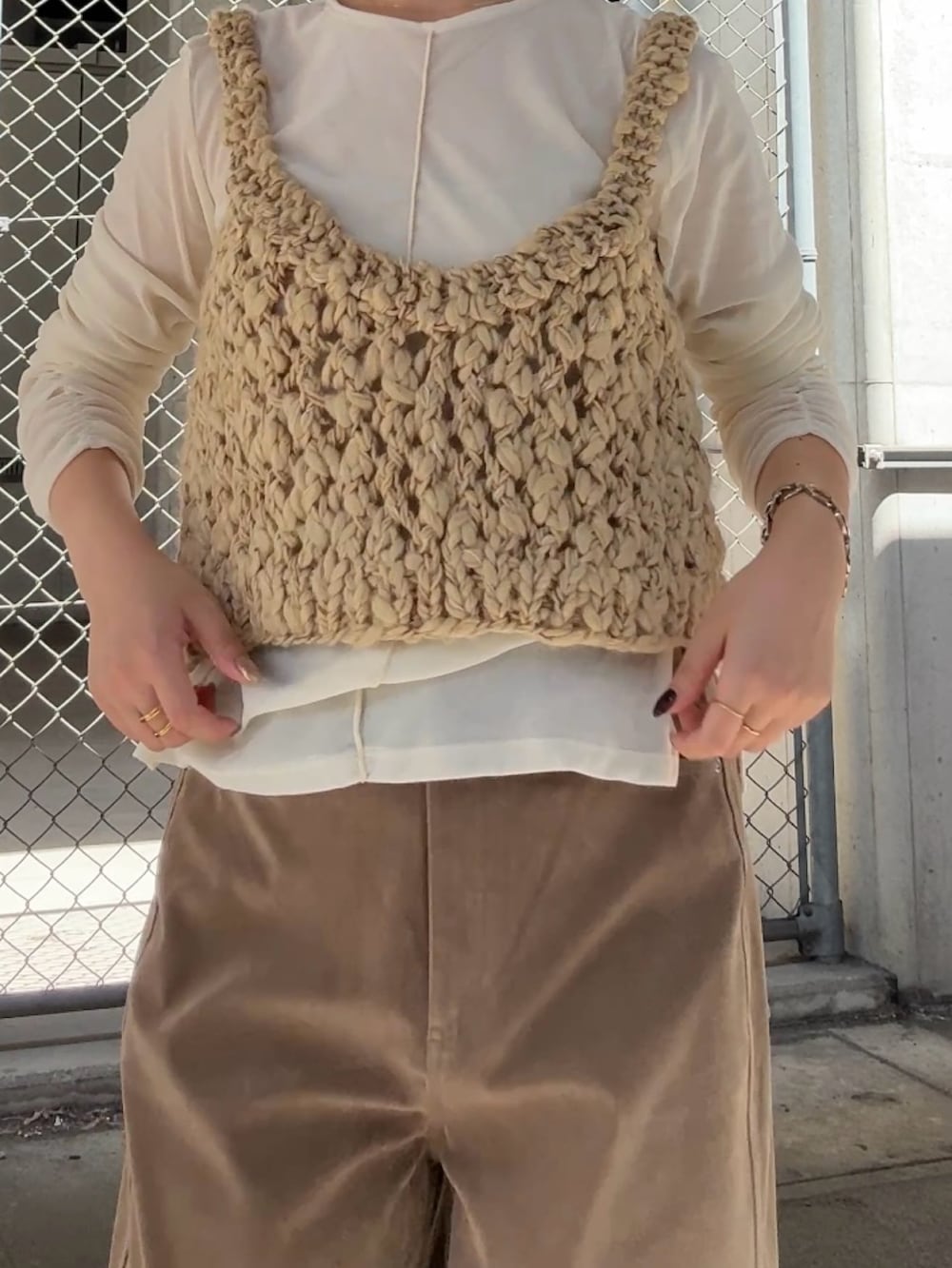 ホワイト系のTシャツ/カットソー、ベージュ系のニット/セーター、ベージュ系のその他パンツを着用したレディースの秋コーディネートの4枚目の写真
