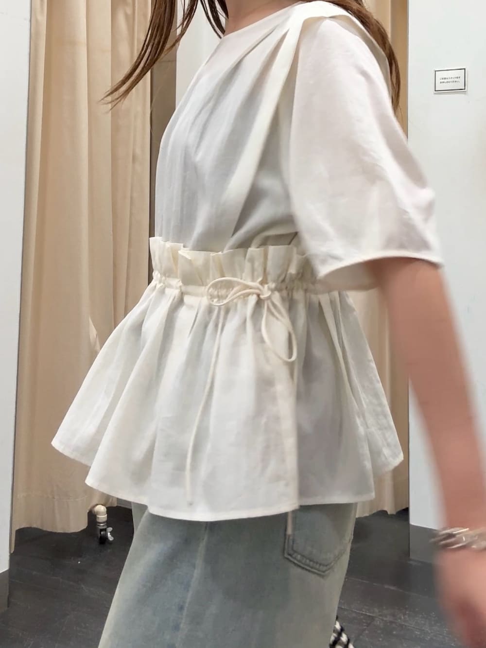 ホワイト系のシャツ/ブラウス、ブルー系のデニムパンツ、ブラック系のサンダルを着用したレディースの夏コーディネートの4枚目の写真