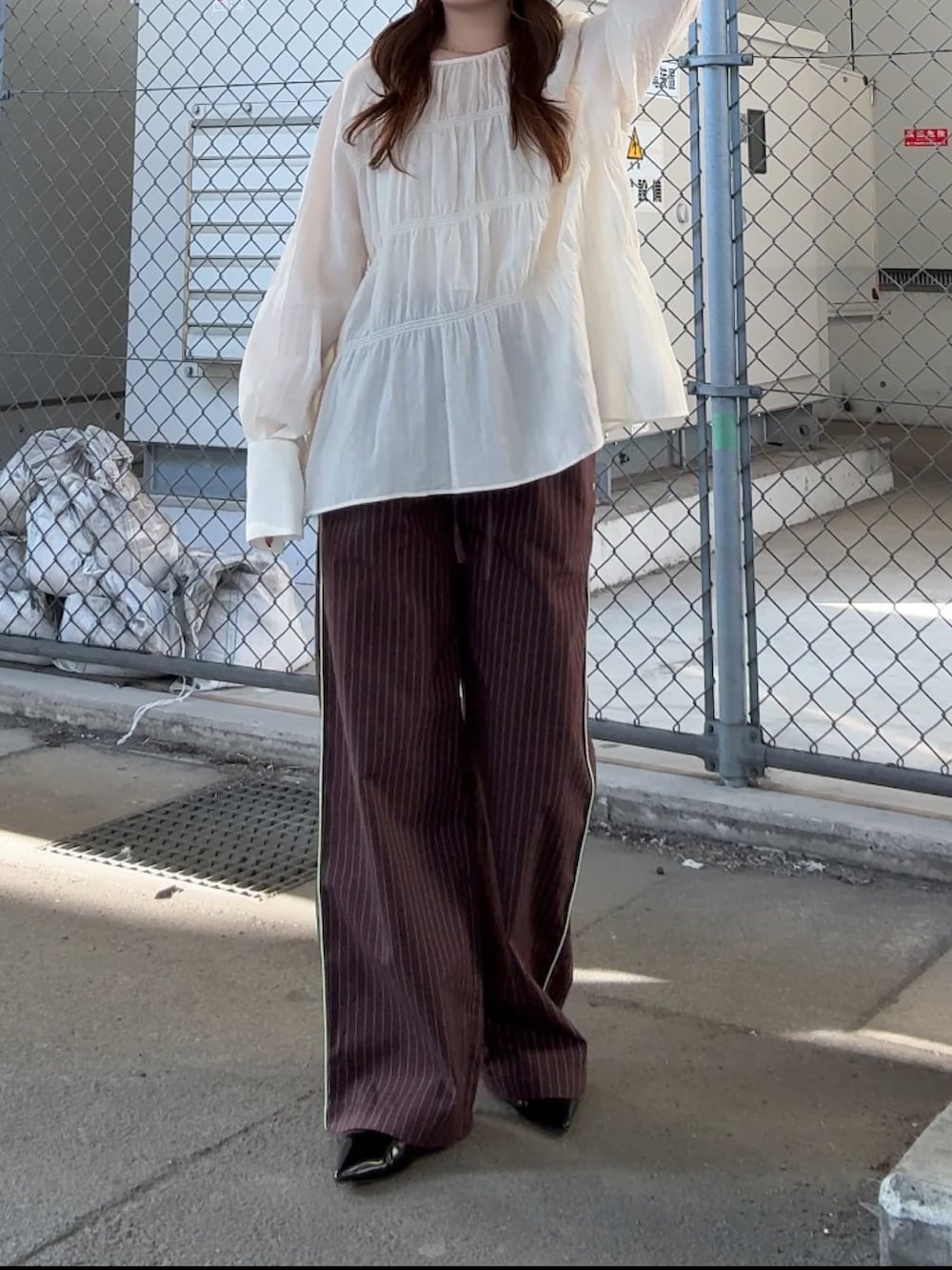 ホワイト系のシャツ/ブラウス、ブラウン系のその他パンツ、ホワイト系のニットキャップ/ビーニーを着用したレディースの春コーディネートの4枚目の写真