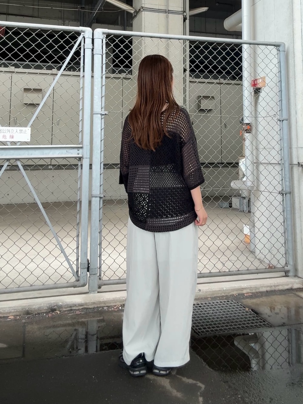 グレー系のニット/セーター、ブルー系のその他パンツ、ブラック系のポーチを着用したレディースの夏コーディネートの3枚目の写真