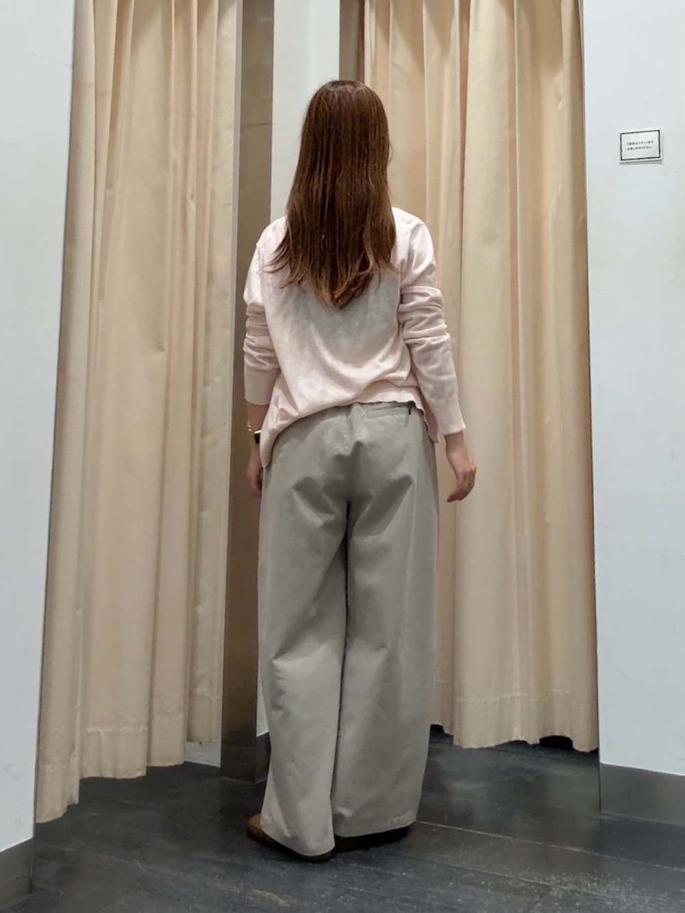 ピンク系のカーディガン/ボレロ、ベージュ系のその他パンツ、ブラウン系のその他シューズを着用したレディースの秋コーディネートの3枚目の写真