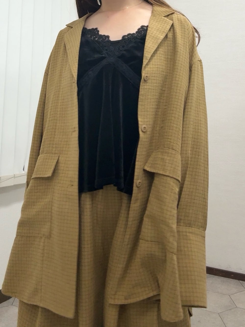 イエロー系のシャツ/ブラウス、イエロー系のその他パンツ、ブラック系のセットアップを着用したレディースの秋コーディネートの4枚目の写真